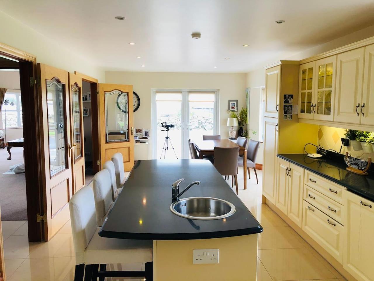 Connemara. 3 Bedroom, 8 Bed, Holiday Home กัลเวย์ ภายนอก รูปภาพ