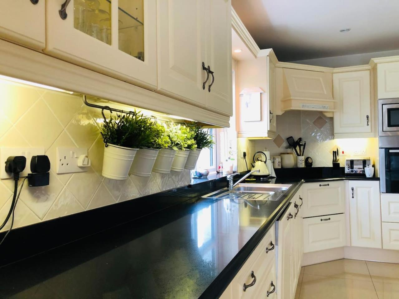 Connemara. 3 Bedroom, 8 Bed, Holiday Home กัลเวย์ ภายนอก รูปภาพ