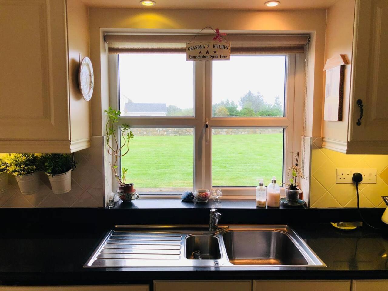 Connemara. 3 Bedroom, 8 Bed, Holiday Home กัลเวย์ ภายนอก รูปภาพ