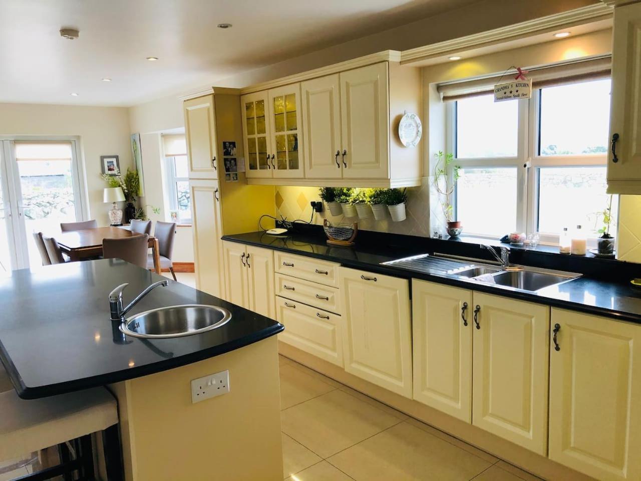 Connemara. 3 Bedroom, 8 Bed, Holiday Home กัลเวย์ ภายนอก รูปภาพ