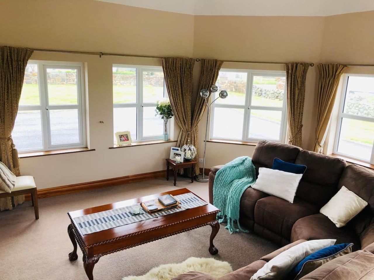 Connemara. 3 Bedroom, 8 Bed, Holiday Home กัลเวย์ ภายนอก รูปภาพ